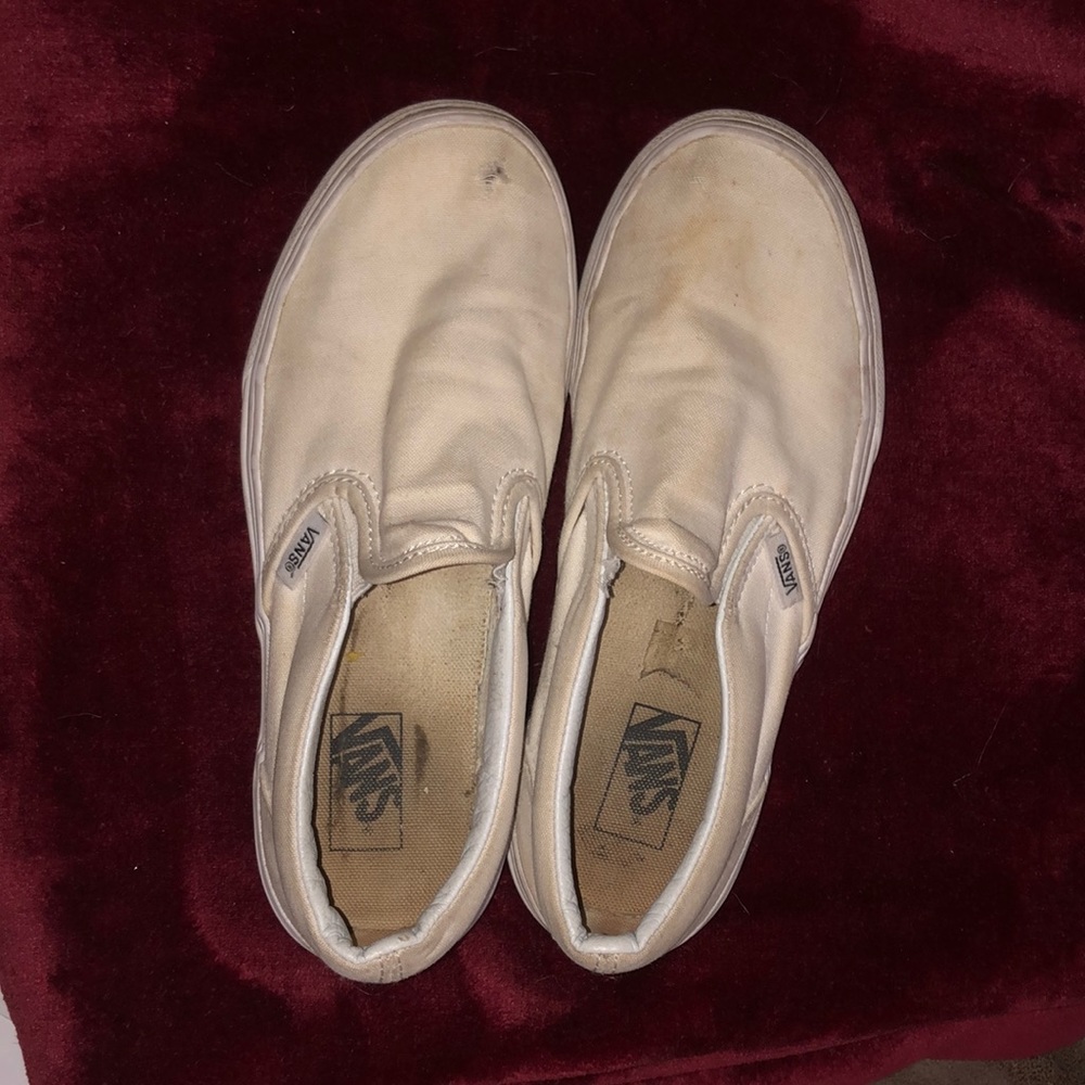 Tennis shoes